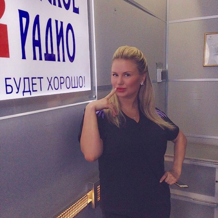 На фото - радиоведущая и певица Анна Семенович на Русском Радио