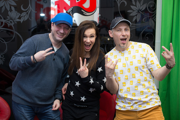 На фото - Брагин, Гордеева и Захар в эфире радио NRJ 1 апреля 2016 года